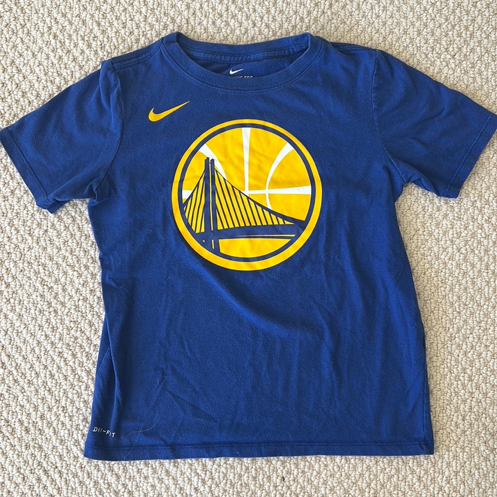 Boys Nike Official Golden State Warriors T-Shirt. Size small.